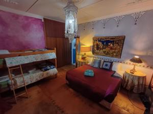 普利登堡湾Holt Hill的一间卧室配有一张床和一个吊灯