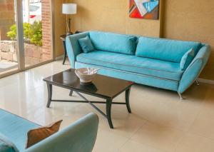 玛德琳港Yene hue的客厅配有蓝色的沙发和茶几