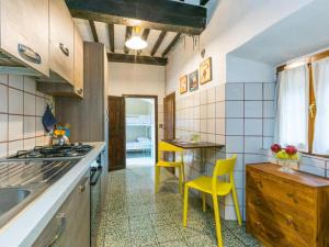 蒙泰卡蒂尼瓦尔迪切奇纳Casa Zia Seconda的厨房配有2把黄色椅子和台面