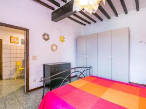 蒙泰卡蒂尼瓦尔迪切奇纳Casa Zia Seconda的一间卧室配有一张色彩缤纷的床和镜子