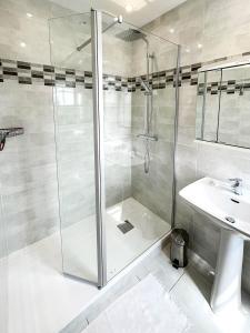 康卡勒曼萨尔迪尔住宿加早餐酒店的带淋浴和盥洗盆的浴室