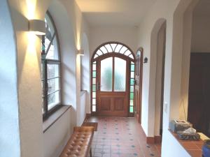 萨尔布吕肯Historisches Haus am Triller的走廊上设有木门和长凳