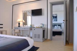 马萨阿拉姆SOULOTEL EMERALD Resort & Spa的酒店客房,配有床和镜子