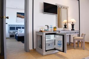 马萨阿拉姆SOULOTEL EMERALD Resort & Spa的客厅配有桌子和镜子