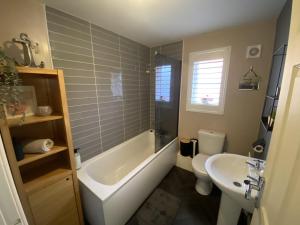 伯特利Modern Home Birtley的带浴缸、卫生间和盥洗盆的浴室
