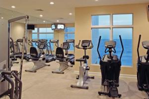 巴拿马城海滩Sterling Reef 706的健身房设有数台跑步机和健身自行车