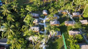 班柯木Koh Mook Bungalows的棕榈树度假村的空中景致