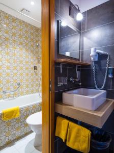 米伦阿尔卑山酒店的一间带水槽和卫生间的浴室