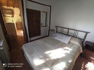 加利安奴Agriturismo Summer的卧室,卧室配有一张床,卧室位于带门的房间
