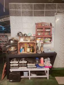 大邱Bong Gu House的玩具厨房,配有带食品和餐具的架子