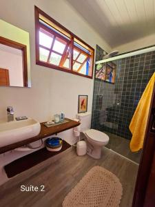 圣路易斯-杜帕赖廷加Sítio O Gajo的浴室配有盥洗盆、卫生间和淋浴。