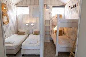 滨海卡特韦克Willy Zuid的一间设有两张双层床的客房