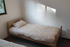比亚里卡Cabañas en la naturaleza的白色墙壁的房间里一张小床