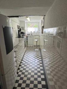 希尔兴巴赫Ferienhaus Konze的浴室铺有黑白格子地板。