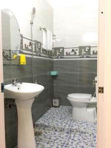 芹苴Nhà nghỉ Nam Anh的一间带水槽、卫生间和镜子的浴室