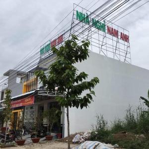 芹苴Nhà nghỉ Nam Anh的上面有标志的建筑