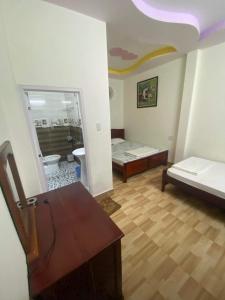 芹苴Nhà nghỉ Nam Anh的客房设有带一张床和卫生间的浴室。