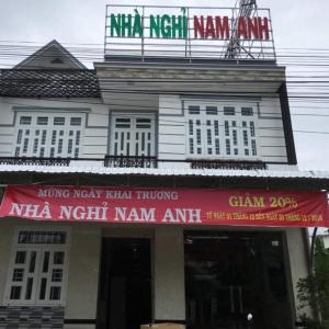 芹苴Nhà nghỉ Nam Anh的前面有标志的建筑