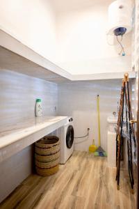 布韦朱RoRi Private Luxury Villas的楼梯下设有带洗衣机和烘干机的洗衣房