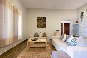 布韦朱RoRi Private Luxury Villas的客厅配有白色沙发和茶几