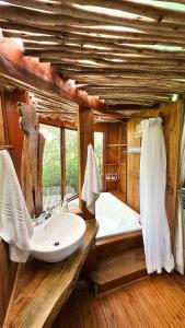 塞吉菲尔德特尼卡树峰酒店的浴室配有盥洗盆和浴缸。