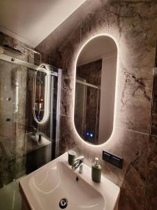 马鲁佩Māja- Linini的一间带水槽和镜子的浴室