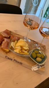 托尔博莱Casa Pitem的一张桌子,上面放着一杯葡萄酒和一盘食物