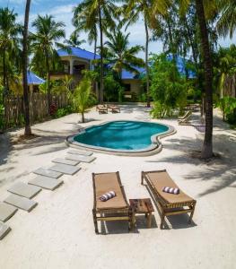 布韦朱RoRi Private Luxury Villas的海滩上的两把椅子和一个游泳池