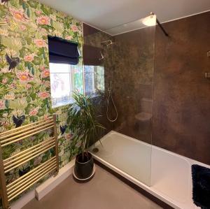 埃克塞特Clocktower Suite的带浴缸的浴室和植物