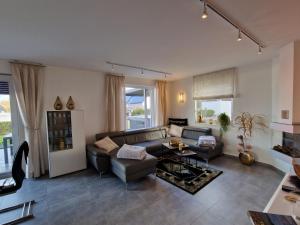格赫伦-莱宾Seevilla Dubai - Luxus Ferienhaus的客厅配有沙发和桌子