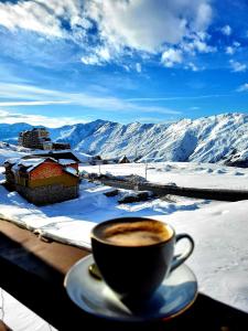 古多里Kai cottage的坐在雪覆盖的山 ⁇ 上喝杯咖啡
