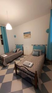 萨伊迪耶Perle d'Azur F3的一间卧室设有两张床,铺有一个 ⁇ 板地板