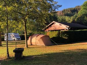 沃洛格河畔格朗热Camping Pré Vologne的树屋旁草棚