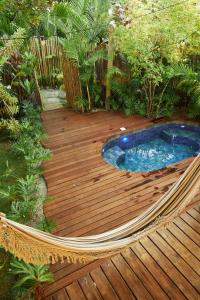 卡拉伊瓦Vila Nativa Caraíva的花园内带热水浴池的木甲板