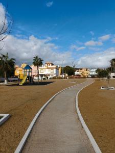 圣胡安德洛斯特雷罗斯Casa Trastévere的公园内一条弯曲的小路,公园内有游乐场