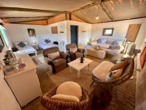 UisDaureb Isib Campsite and B&B的享有空中景致,设有带沙发和椅子的客厅