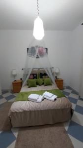 萨伊迪耶Perle d'Azur F3的一间卧室配有一张床,上面有两条毛巾
