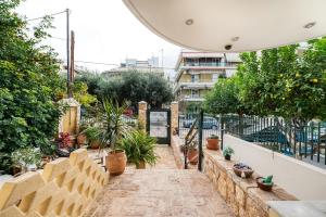 雅典艺术豪华别墅的建筑中种有盆栽植物的庭院