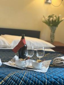 克拉科夫Hotel Vistula的一张桌子,上面放着一瓶葡萄酒和两杯酒杯