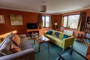 肯德尔UNDERWOOD COTTAGE - Peaceful House in Kendal with views of Cumbria的客厅配有两张沙发和一台电视机