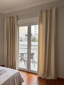 雅典Acropolis Luxury Apartments Parthenon view的一间卧室设有一张床和一个滑动玻璃门