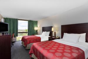 西棕榈滩88 Palms Hotel & Event Center的酒店客房设有两张床和一台平面电视。
