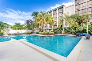 西棕榈滩88 Palms Hotel & Event Center的酒店前的游泳池