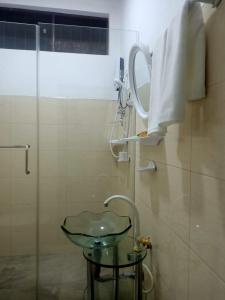 康提Tenshin Residance.的一间带玻璃水槽和镜子的浴室