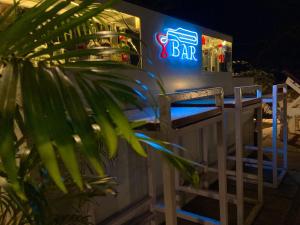 阿姆波尔Aaria Hills的蓝 ⁇ 虹灯和植物酒吧