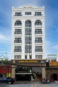 谅山ANH TU Hotel的上面标有酒店标志的高大的白色建筑