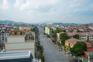 谅山ANH TU Hotel的享有街道和建筑的城市美景