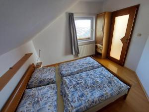 JacovceApartman Daniela的小型客房 - 带2张床和窗户