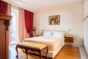 雅典艺术豪华别墅的酒店客房设有床和窗户。