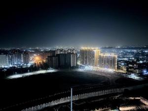 大诺伊达Luxury Apartment Near Pari Chowk的夜晚带灯光的城市景观